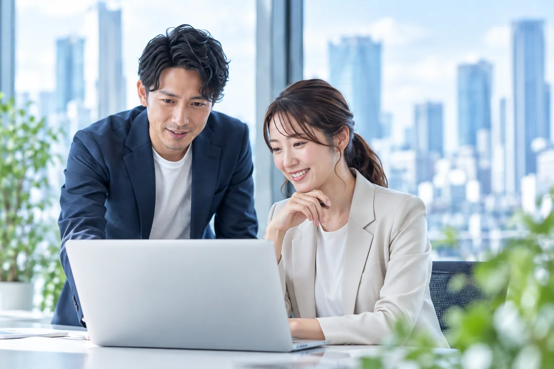 オフィスで案件について相談するビジネスパーソンのイメージ